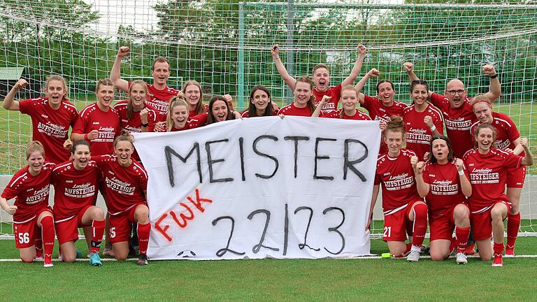 Die Frauen der Würzburger Kickers II stehen bereits nach ihrem vorletzten Saisonspiel als Meisterinnen der Fußball-Bezirksoberliga fest und steigen in die Landesliga auf.