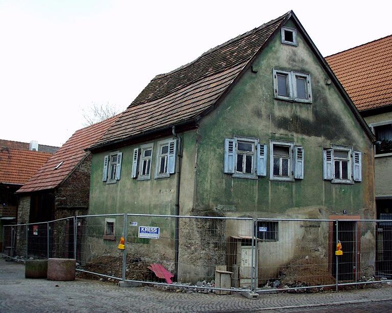 In diesem zu Beginn dieses Jahrtausends abgebrochenen Hauses an der Ecke Kirchstraße/Obere Maingasse im Veithshöchheimer Altort schlug nicht nur die Geburtsstunde von Monika Hoier. Hier legte ihr Vater Erwin Keller 1946 im Alter von 25 Jahren den Grundstein für das Kellersche Autohaus, in dem er in der Scheune des Anwesens Autowracks instand setzte. In diesem zu Beginn dieses Jahrtausends abgebrochenen Hauses an der Ecke Kirchstraße/Obere Maingasse im Veithshöchheimer Altort schlug nicht nur die Geburtsstunde von Monika Hoier. Hier legte ihr Vater Erwin Keller 1946 im Alter von 25 Jahren den Grundstein für das Kellersche Autohaus, in dem er in der Scheune des Anwesens Autowracks instand setzte.