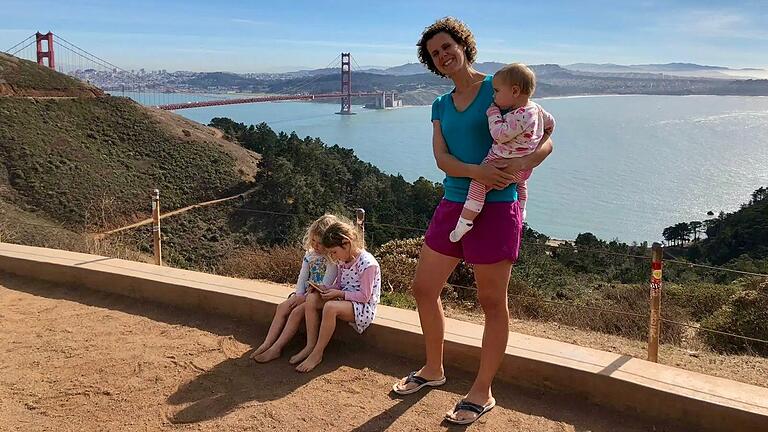 Lena Kallmeyer im Jahr 2018 mit den drei Töchtern Lina, Frida und Greta vor der Golden Gate Bridge in San Francisco. Lena Kallmeyer im Jahr 2018 mit den drei Töchtern Lina, Frida und Greta vor der Golden Gate Bridge in San Francisco.