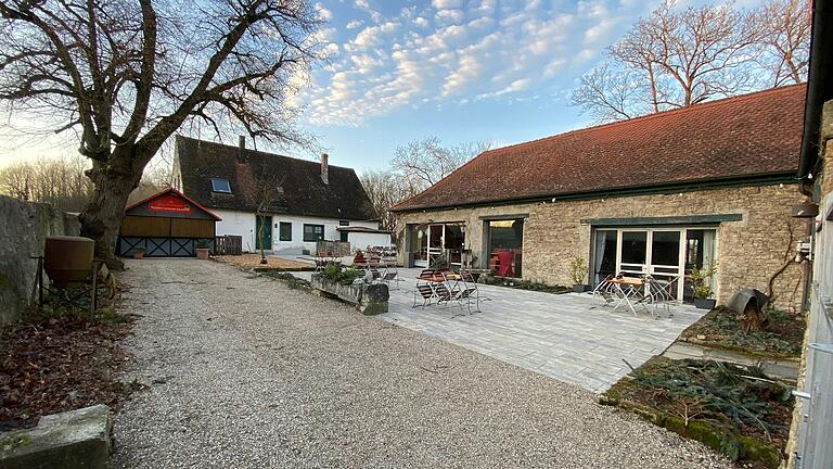 Blick in den Innenhof der Vinothek im Jägerhaus der Hallburg, die im Januar nur an Wochenenden und Feiertagen geöffnet ist. Blick in den Innenhof der Vinothek im Jägerhaus der Hallburg, die im Januar nur an Wochenenden und Feiertagen geöffnet ist.