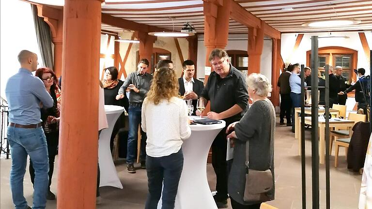'Voneinander lernen' im Gespräch am runden Tisch. Foto: Anja Voll - 'Voneinander lernen' im Gespräch am runden Tisch. Foto: Anja Voll 'Voneinander lernen' im Gespräch am runden Tisch. Foto: Anja Voll - 'Voneinander lernen' im Gespräch am runden Tisch. Foto: Anja Voll