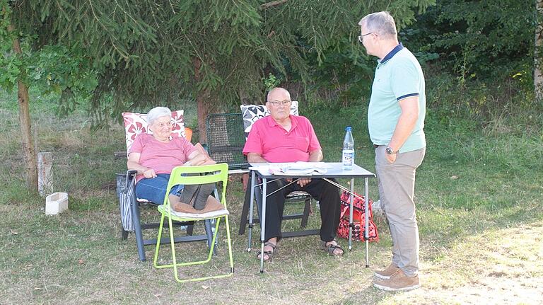 So lässt es sich aushalten: Familie Schmiedel macht es sich vor ihrem ehemaligen Garten am Main gemütlich und unterhält sich mit Stadtrat Bernhard Etzelmüller.