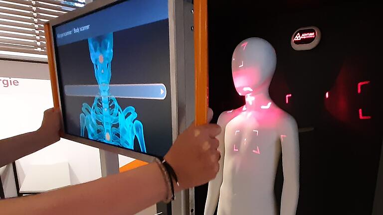 An einer Mitmach-Station auf der 'MS experimenta' können die Besucher ausprobieren, wie Röntgenstrahlen funktionieren.&nbsp;