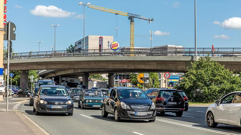 Alltag am Europastern (Foto) und auch am Greinbergknoten: dichter Verkehr. Alltag am Europastern (Foto) und auch am Greinbergknoten: dichter Verkehr. 