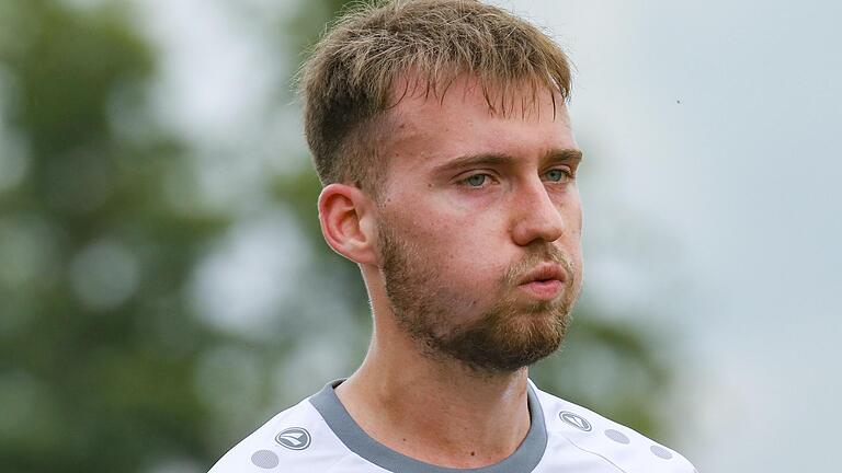 Durchatmen und weitermachen: Luca Fischer verlor mit dem FC Geesdorf zum Start in die Meisterrunde in der Landesliga Nordwest gegen den Konkurrenten TuS Röllbach. Durchatmen und weitermachen: Luca Fischer verlor mit dem FC Geesdorf zum Start in die Meisterrunde in der Landesliga Nordwest gegen den Konkurrenten TuS Röllbach.