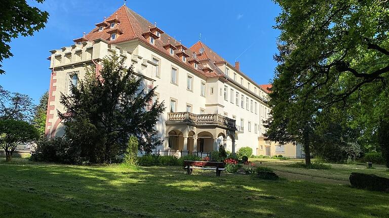 Ein Blick auf das Gelände des Schloss Löwenhain in Lebenhan. Dieses soll nach den Plänen des neuen Eigentümers aus dem Dornröschenschlaf erwachen. Geplant ist unter anderem ein Internatsbetrieb. Ein Blick auf das Gelände des Schloss Löwenhain in Lebenhan. Dieses soll nach den Plänen des neuen Eigentümers aus dem Dornröschenschlaf erwachen. Geplant ist unter anderem ein Internatsbetrieb.