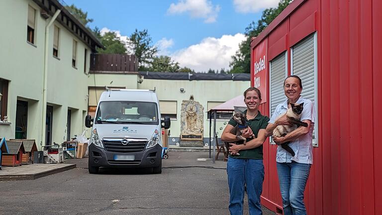 Tierheimleiterin Ursula Boehm (rechts) und ihre Stellvertreterin Lucy Schröder stehen neben einem Container, der als provisorisches Büro dient; im Hintergrund das abgebrannte Haupthaus, bei dem erster Stock und Dachstuhl fehlen. - Das Lachen haben sie nicht verloren: Tierheimleiterin Ursula Boehm (rechts) und ihre Stellvertreterin Lucy Schröder stehen neben einem Container, der als provisorisches Büro dient; im Hintergrund das abgebrannte Haupthaus, bei dem erster Stock und Dachstuhl fehlen. Tierheimleiterin Ursula Boehm (rechts) und ihre Stellvertreterin Lucy Schröder stehen neben einem Container, der als provisorisches Büro dient; im Hintergrund das abgebrannte Haupthaus, bei dem erster Stock und Dachstuhl fehlen. - Das Lachen haben sie nicht verloren: Tierheimleiterin Ursula Boehm (rechts) und ihre Stellvertreterin Lucy Schröder stehen neben einem Container, der als provisorisches Büro dient; im Hintergrund das abgebrannte Haupthaus, bei dem erster Stock und Dachstuhl fehlen.