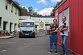 Tierheimleiterin Ursula Boehm (rechts) und ihre Stellvertreterin Lucy Schröder stehen neben einem Container, der als provisorisches Büro dient; im Hintergrund das abgebrannte Haupthaus, bei dem erster Stock und Dachstuhl fehlen.       -  Das Lachen haben sie nicht verloren: Tierheimleiterin Ursula Boehm (rechts) und ihre Stellvertreterin Lucy Schröder stehen neben einem Container, der als provisorisches Büro dient; im Hintergrund das abgebrannte Haupthaus, bei dem erster Stock und Dachstuhl fehlen.
