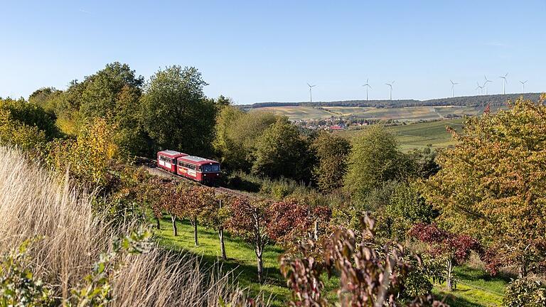 Der rote Schienenbus der Mainschleifenbahn fährt seit 20 Jahren zwischen Volkach und Seligenstadt.