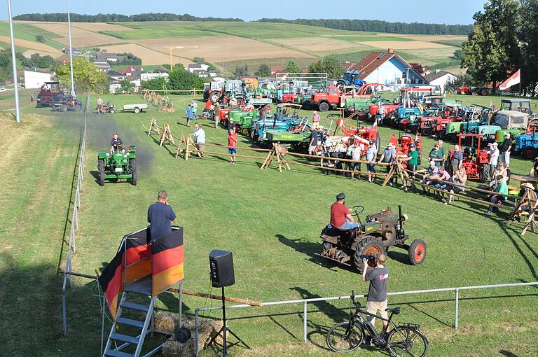Schaufahren der Oldtimer auf dem Sportgelände in Kleinsteinach. Schaufahren der Oldtimer auf dem Sportgelände in Kleinsteinach.