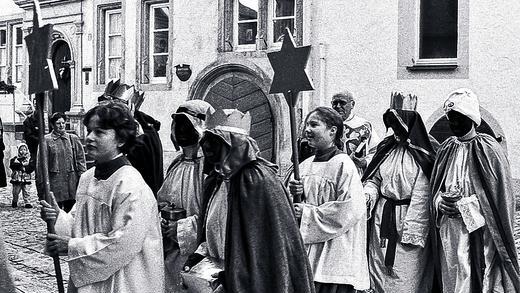 Lange Tradition: Am Dreikönigstag sind sie wieder unterwegs, die Sternsinger. Sie schreiben ihr „Christus segne dieses Haus“. Ende der 1980er Jahre entstand dieses Foto der Sternsinger in Bad Königshofen. Lange Tradition: Am Dreikönigstag sind sie wieder unterwegs, die Sternsinger. Sie schreiben ihr „Christus segne dieses Haus“. Ende der 1980er Jahre entstand dieses Foto der Sternsinger in Bad Königshofen.
