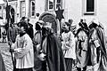 Lange Tradition: Am Dreikönigstag sind sie wieder unterwegs, die Sternsinger. Sie schreiben ihr &bdquo;Christus segne dieses Haus&ldquo;. Ende der 1980er Jahre entstand dieses Foto der Sternsinger in Bad Königshofen.