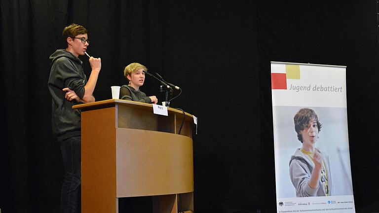In der Finaldebatte Sekundarstufe I argumentieren Philipp Schüpferling (links) und  Tabea Neudert. Foto : Björn Hein       -  In der Finaldebatte Sekundarstufe I argumentieren Philipp Schüpferling (links) und  Tabea Neudert. Foto : Björn Hein