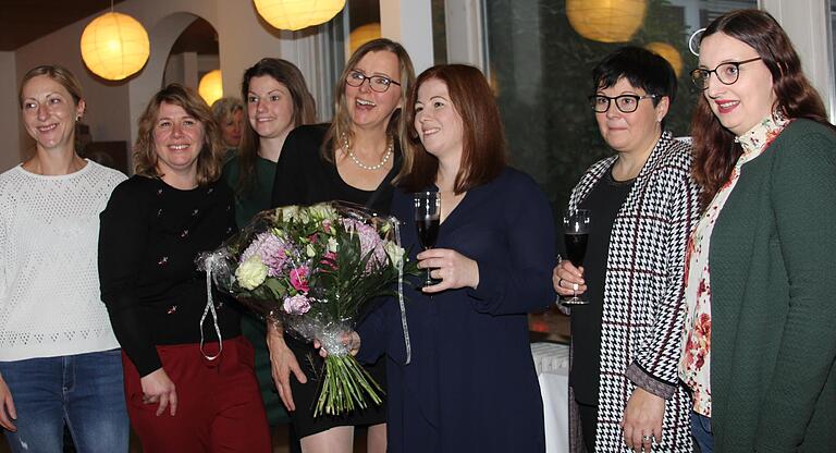 'Wir waren ein gutes Team', meinte Anne Stöcklein (mit Blumenstrauß), als sie sich bei den Mitarbeiterinnen des Schwanberg-Cafés bedankte. Mit auf dem Bild ist die Geschäftsführerin des Geistlichen Zentrums Schwanberg, Ute Hellwig (Vierte von links). 'Wir waren ein gutes Team', meinte Anne Stöcklein (mit Blumenstrauß), als sie sich bei den Mitarbeiterinnen des Schwanberg-Cafés bedankte. Mit auf dem Bild ist die Geschäftsführerin des Geistlichen Zentrums Schwanberg, Ute Hellwig (Vierte von links).