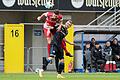 Machte ein gutes Spiel bei seiner Rückkehr zu seinem Ex-Klub SC Paderborn: Christian Strohdiek, Neuzugang der Würzburger Kickers, im Kopfballduell mit dem Torschützen Dennis Srbeny (rechts)