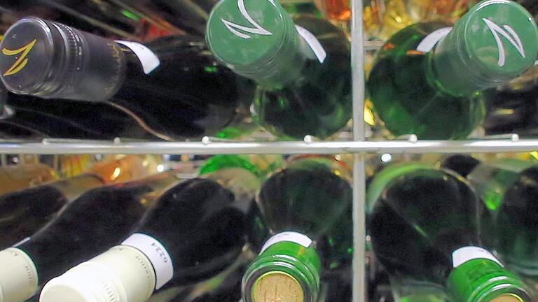 Immer wieder verschwanden jeweils ein oder zwei Flaschen ihres guten Weines aus dem Vorratskeller einer Rentnerin. Symbolfoto: Fredrik von Erichsen/dpa - Immer wieder verschwanden jeweils ein oder zwei Flaschen ihres guten Weines aus dem Vorratskeller einer Rentnerin. Symbolfoto: Fredrik von Erichsen/dpa Immer wieder verschwanden jeweils ein oder zwei Flaschen ihres guten Weines aus dem Vorratskeller einer Rentnerin. Symbolfoto: Fredrik von Erichsen/dpa - Immer wieder verschwanden jeweils ein oder zwei Flaschen ihres guten Weines aus dem Vorratskeller einer Rentnerin. Symbolfoto: Fredrik von Erichsen/dpa