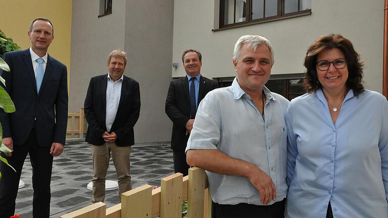 Sie freuten sich über die Eröffnung des Cafe Wiesnblick in Aidhausen: (von links) der stellvertretende Landrat Michael Ziegler, Jürgen Eisentraut (Leiter des Amts für ländliche Entwicklung) und Bürgermeister Dieter Möhring mit den Betreibern Martin und Karin Schneider. Sie freuten sich über die Eröffnung des Cafe Wiesnblick in Aidhausen: (von links) der stellvertretende Landrat Michael Ziegler, Jürgen Eisentraut (Leiter des Amts für ländliche Entwicklung) und Bürgermeister Dieter Möhring mit den Betreibern Martin und Karin Schneider.