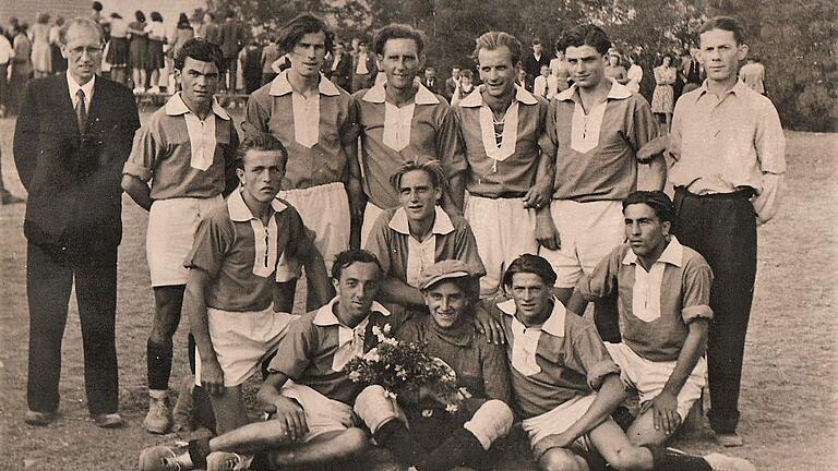Die Fußballmannschaft des TSV Großbardorf im Jahr 1947 bei der Sportplatzeinweihung. Die Fußballmannschaft des TSV Großbardorf im Jahr 1947 bei der Sportplatzeinweihung. Trotz sorgfältiger Recherche konnte der Rechteinhaber nicht ermittelt werden. Rechteinhaber werden gebeten, sich bei der Redaktion zu melden. Die Fußballmannschaft des TSV Großbardorf im Jahr 1947 bei der Sportplatzeinweihung. Die Fußballmannschaft des TSV Großbardorf im Jahr 1947 bei der Sportplatzeinweihung. Trotz sorgfältiger Recherche konnte der Rechteinhaber nicht ermittelt werden. Rechteinhaber werden gebeten, sich bei der Redaktion zu melden.