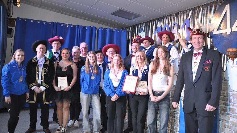 In der Prunksitzung der Mainberger Schlossgeister wurden Aktive für ihr langjähriges Engagement für den fränkischen Fasching geehrt. Im Bild: Emma Sophie Philipp (von links), Sitzungspräsident Maximilian Pförtsch, Christoph Thomsen, Larissa Hegmann, Claudia Feuchter, Hubert Feuchter, Lin Schmitt, Sitzungspräsident Kevin Hegmann, 2. Gesellschaftspräsident Hans Werner Pförtsch, Anna Derleder, der stellvertretende Präsident im Bezirk Unterfranken des Fastnachtsverbandes Franken Felix Zirkelbach, Miriam Heilmann, Florentina Schmitt und der Präsident Fastnachtsverband Franken Marco Anderlik.