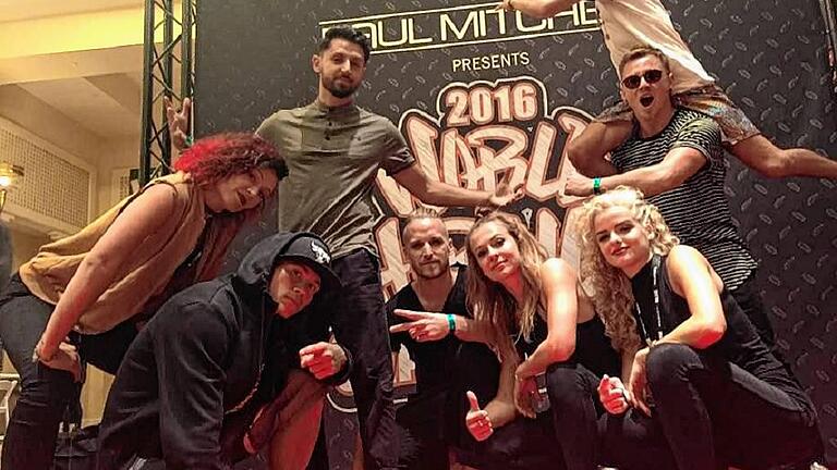 Die Domino Crew bei der Eröffnungszeremonie der Hip-Hop-WM 2016 in Las Vegas, hinten rechts Markus Heldt und Dominik Blenk (oben), die im Wettbewerb &bdquo;2vs2&ldquo; unter den vier besten Teams landeten.