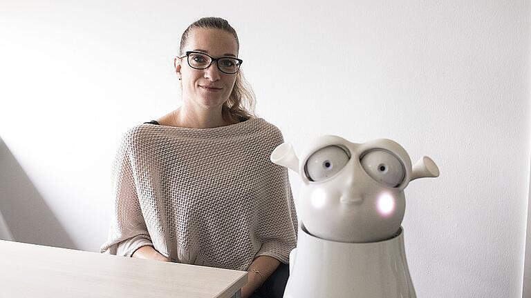 Birgit Lugrin, Professorin für Medieninformatik, mit dem sozialen Roboter Reeti.