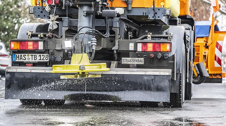 Leise rieselt das Salz: So soll der Schnee zum Schmelzen gebracht werden, um die Straßen wieder befahrbar zu machen. Am Dienstagmorgen hatten die Räumfahrzeuge ihren ersten Einsatz für diesen Winter. Leise rieselt das Salz: So soll der Schnee zum Schmelzen gebracht werden, um die Straßen wieder befahrbar zu machen. Am Dienstagmorgen hatten die Räumfahrzeuge ihren ersten Einsatz für diesen Winter.