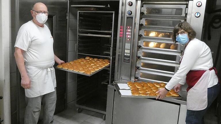 Edwin Elflein und seine Frau Traudl haben schon vor 6 Uhr die ersten Krapfen fertig für den Verkauf, nur das Bestäuben mit Puderzucker folgt noch. Edwin Elflein und seine Frau Traudl haben schon vor 6 Uhr die ersten Krapfen fertig für den Verkauf, nur das Bestäuben mit Puderzucker folgt noch.