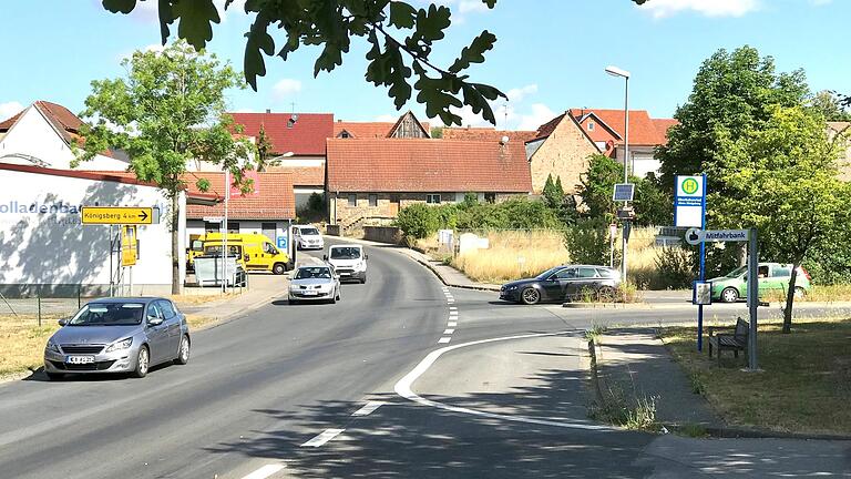 Hier, am südlichen Ortsrand von Oberhohenried, soll in absehbarer Zeit ein Kreisverkehr entstehen – für rund eine Million Euro voraussichtlich.