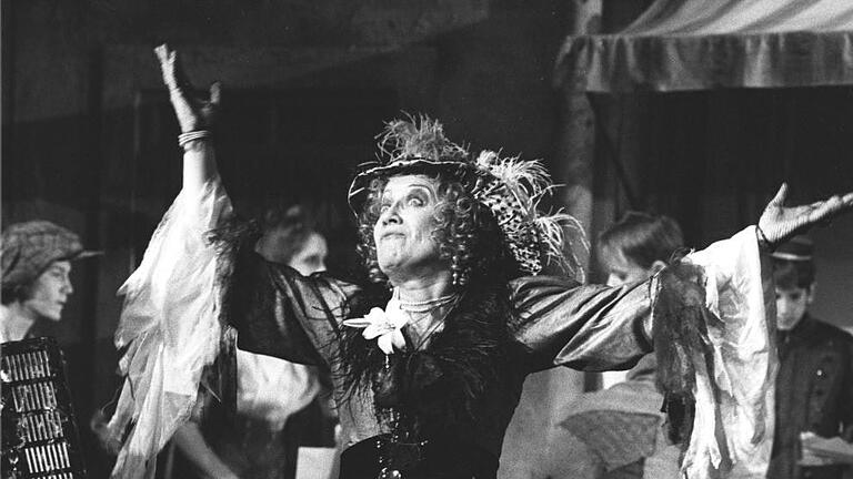 Paraderolle: Antonia Linder 1996 als 'Irre von Chaillot'. Paraderolle: Antonia Linder 1996 als 'Irre von Chaillot'.
