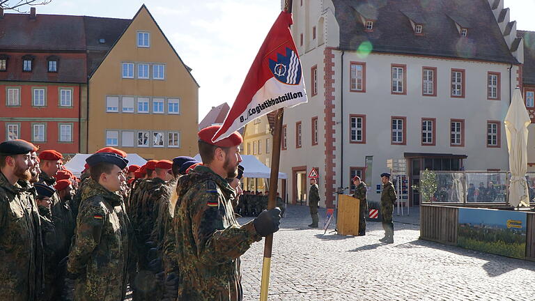 Kompanieübergabe der achten Kompanie des Logistikbataillon 467 aus Volkach auf dem Marktplatz Gerolzhofen. Hauptmann Johannes Slawik übergibt an Hauptmann David Ewald.