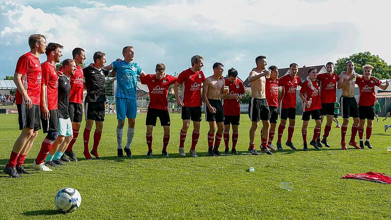 Fans und Spieler des SV Birkenfeld feiern den Sieg in der zweiten Relegationsrunde gegen Kürnach und den Bezirksliga-Aufstieg.