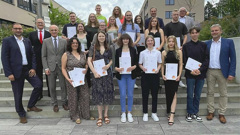 Ausgezeichnete Absolventinnen und Absolventen: Diese jungen Frauen und Männer haben die Berufsschule mit der Traumnote 1,0 abgeschlossen oder anderweitige Auszeichnungen erhalten. Mit im Bild Schulleiter&nbsp; Jochen Brüggemann und&nbsp; Landrat Wilhelm Schneider.