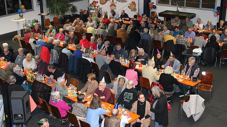 Eine gut besuchte Veranstaltung des Festkomitees der 800-Jahr-Feier und des Historischen Vereins im Autohaus Deppisch Werneck.