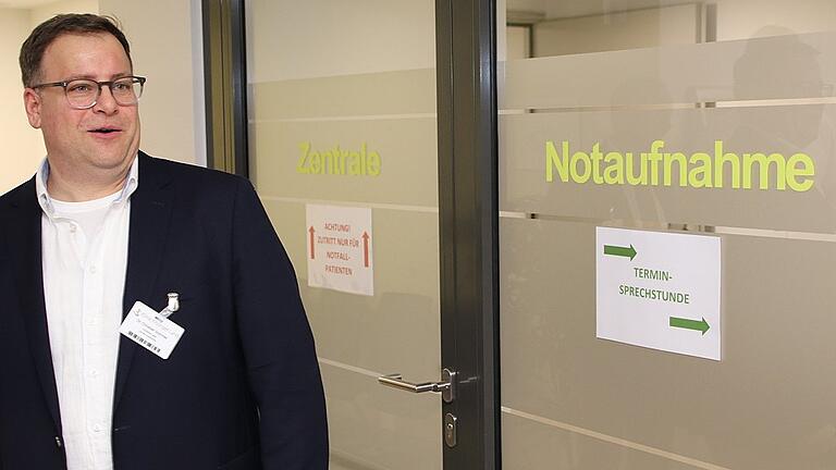 Dr. Christian Sommer, Ärztlicher Leiter der Zentralen Aufnahme, präsentiert die neuen Räume in der Klinik Kitzinger Land. Dr. Christian Sommer, Ärztlicher Leiter der Zentralen Aufnahme, präsentiert die neuen Räume in der Klinik Kitzinger Land.