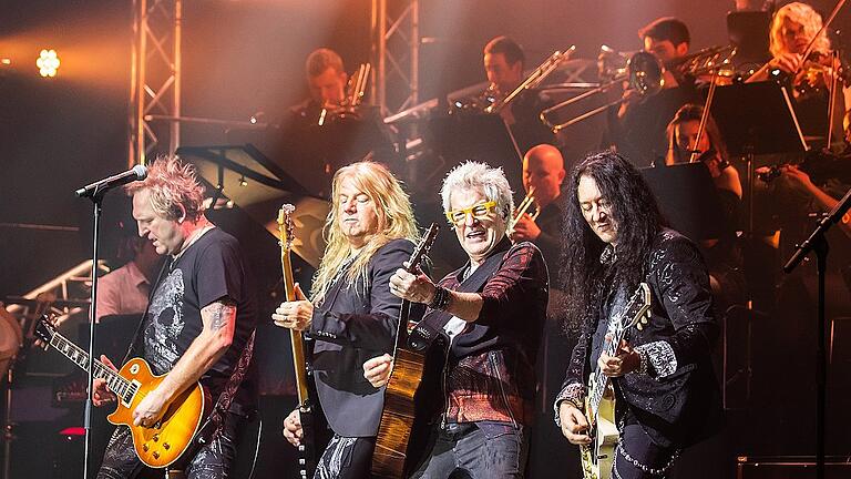 Rock meets Classic: Kevin Cronin von REO Speedwagen (Zweiter von rechts) mit der Mat-Sinner-Band und dem RmC-Symphony-Orchestra.