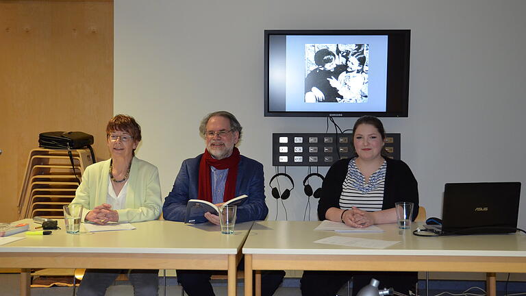 Rotraud Ries, Amadé Esperer, Maja Andert (v.li.) vor einem Foto von Ludwig Pfeuffer (Jehuda Amichai) und Ruth Hanover. Rotraud Ries, Amadé Esperer, Maja Andert (v.li.) vor einem Foto von Ludwig Pfeuffer (Jehuda Amichai) und Ruth Hanover.