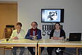 Rotraud Ries, Amadé Esperer, Maja Andert (v.li.) vor einem Foto von Ludwig Pfeuffer (Jehuda Amichai) und Ruth Hanover.
