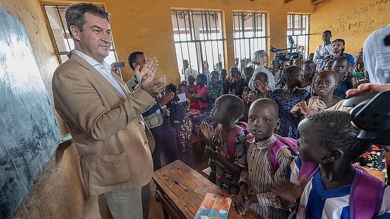 Ministerpräsident Söder besucht Äthiopien       -  Bayerns Ministerpräsident Markus Söder besucht auf seiner Äthiopienreise auch eine Schule für rund 5000 Flüchtlingskinder.