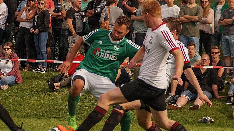 Ein rassiges Spiel gab es in Herbstadt, wo die Sportfreunde (rechts Pascal Fritz) dem FC Sand II (Tobias Krines) mit 2:3 unterlagen und damit aus dem Aufstiegsrennen zur Bezirksliga ausschieden. Ein rassiges Spiel gab es in Herbstadt, wo die Sportfreunde (rechts Pascal Fritz) dem FC Sand II (Tobias Krines) mit 2:3 unterlagen und damit aus dem Aufstiegsrennen zur Bezirksliga ausschieden.
