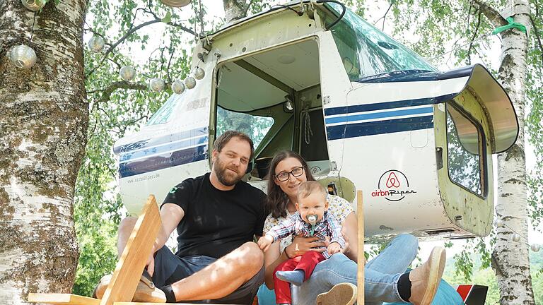Benedikt und Linda Schmidt aus Oberfladungen sitzen mit ihrem Sohn Oliver vor ihrer Wohlfühloase in luftiger Höhe. Sie haben zwischen Birken den Rumpf einer Cessna 152 aufgehängt. In dem Flugzeug lässt es sich gut ausruhen, schlafen, lesen oder Musik hören.