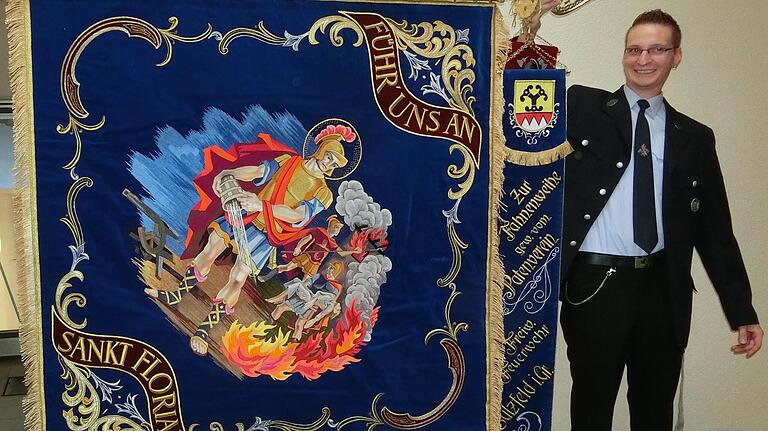 Die Rückseite der renovierten Feuerwehrfahne von Kleinbardorf mit dem aufgestickten Schutzheiligen. Die Rückseite der renovierten Feuerwehrfahne von Kleinbardorf mit dem aufgestickten Schutzheiligen.