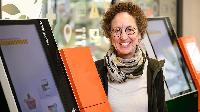 Martha Maucher an Automaten zum Ausleihen. Martha Maucher an Automaten zum Ausleihen.