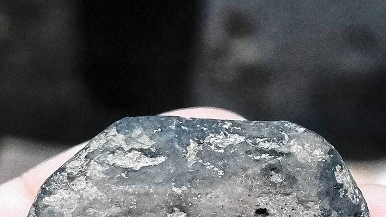 Scherbe mit Loch &ndash; War das ein Schmuckstück?