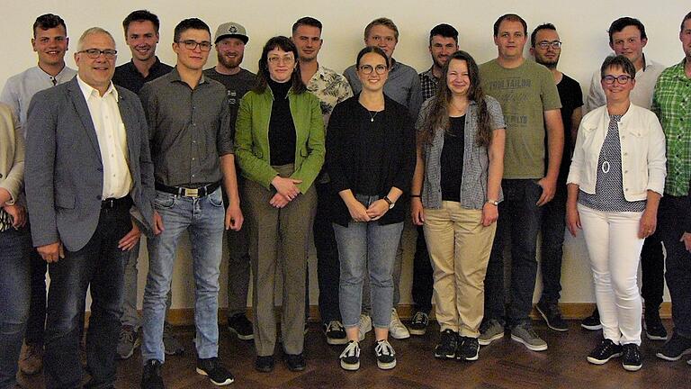 Erfolgreicher Abschluss (von links): Bildungsberaterin Anne Lutz, Vorsitzender Matthias Ruß und (rechts) die kommissarische Geschäftsführerin Klaudia Schwarz mit den Absolventen der vergangenen zwei Jahre. Erfolgreicher Abschluss (von links): Bildungsberaterin Anne Lutz, Vorsitzender Matthias Ruß und (rechts) die kommissarische Geschäftsführerin Klaudia Schwarz mit den Absolventen der vergangenen zwei Jahre.