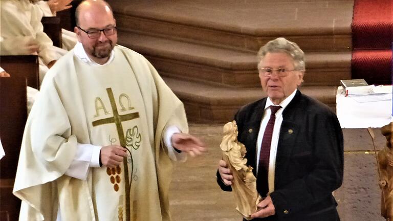 Pfarrer Sven Johannsen überreicht Ingbert Roth eine Holzplastik als Dank und Anerkennung für seinen langjährigen kirchlichen Einsatz. Pfarrer Sven Johannsen überreicht Ingbert Roth eine Holzplastik als Dank und Anerkennung für seinen langjährigen kirchlichen Einsatz. 