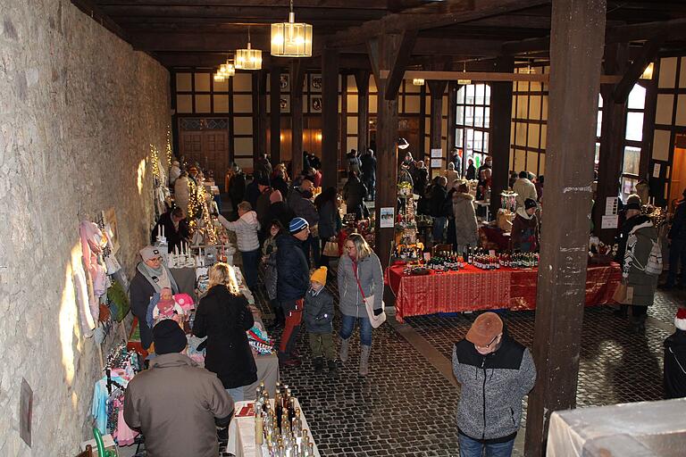 In der Markthalle boten Kunsthandwerker beim Ostheimer Adventsmarkt allerlei Waren an. Genähte, gehäkelte, gestrickte oder getöpferte Unikate sowie Weihnachtsdekoration aus Holz: Den Besuchern wurde eine große Auswahl geboten. In der Markthalle boten Kunsthandwerker beim Ostheimer Adventsmarkt allerlei Waren an. Genähte, gehäkelte, gestrickte oder getöpferte Unikate sowie Weihnachtsdekoration aus Holz: Den Besuchern wurde eine große Auswahl geboten. 