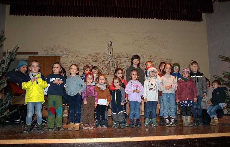 Kinder des Dittigheimer Kindergartens eröffneten den diesjährigen Weihnachtszauber mit zwei einstudierten Weihnachtsliedern Kinder des Dittigheimer Kindergartens eröffneten den diesjährigen Weihnachtszauber mit zwei einstudierten Weihnachtsliedern