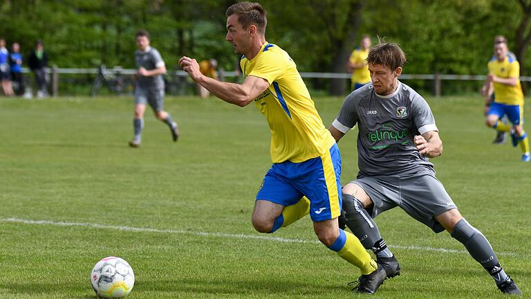 Maximilian Schmitt (links) vom TSV Grettstadt setzt sich gegen Johannes Weippert vom SV Mühlhausen/Schraudenbach durch. Die Grettstadter gewannen ihr Heimspiel und vergrößerten ihren Vorsprung auf den Relegationsplatz.