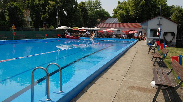 Auch das Freibad in der Ortsmitte von Gnötzheim, das aus einem Löschbecken entstand, bietet bei sommerlichen Temperaturen erfrischende Abkühlung.