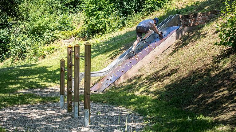 Auf dem Räuberwanderweg bei Mespelbrunn, wenige Kilometer vom Wohnmobilstellplatz in Heimbuchenthal (Lkr. Aschaffenburg) entfernt, gibt es sieben Hörstationen und drei Spielplätze. Auf dem Räuberwanderweg bei Mespelbrunn, wenige Kilometer vom Wohnmobilstellplatz in Heimbuchenthal (Lkr. Aschaffenburg) entfernt, gibt es sieben Hörstationen und drei Spielplätze.